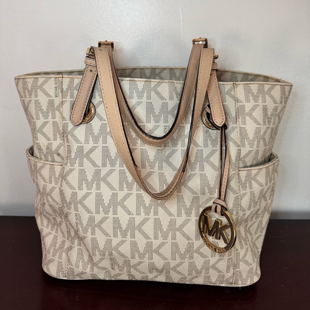 MICHAEL KORS logo tote bag white beige designer charm gold hardware